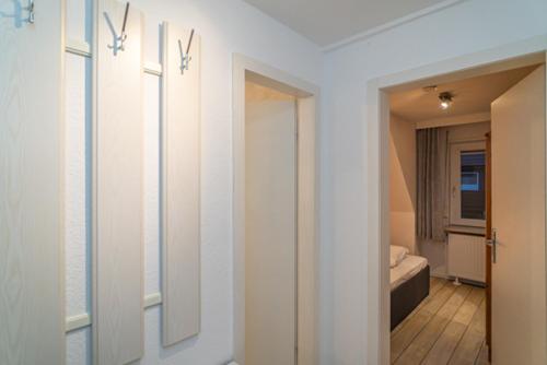um quarto com um quarto com uma cama e uma janela em Falkennest 1 em Westerland