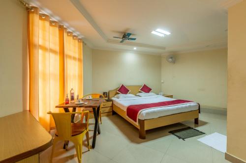 Un pat sau paturi într-o cameră la KSTDC Hotel Mayura Nisarga Pearl Valley