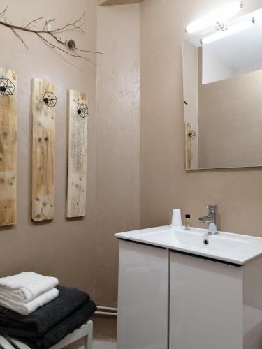 une salle de bain avec un lavabo et un miroir dans l'établissement Au pied des remparts ..., à Boulogne-sur-Mer