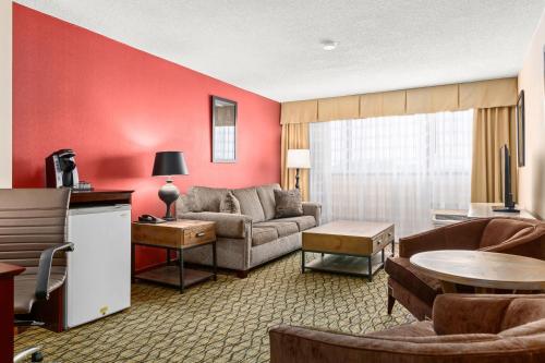 a living room with a couch and a red wall at Holiday Inn Johnson City by IHG in Johnson City