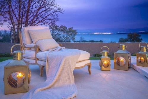 マリンスカにあるLuxury Villa Prova1のキャンドルと椅子とライトのあるパティオ