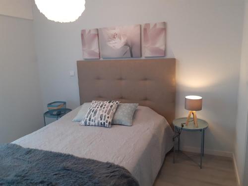 Un pat sau paturi într-o cameră la Porto Beach Rooms