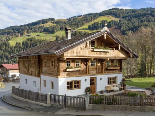 una casa de madera con una valla delante en s´Brunnhäusl, en Kelchsau