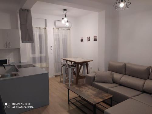 un soggiorno con divano e tavolo di Apartamento Sofía a Murcia