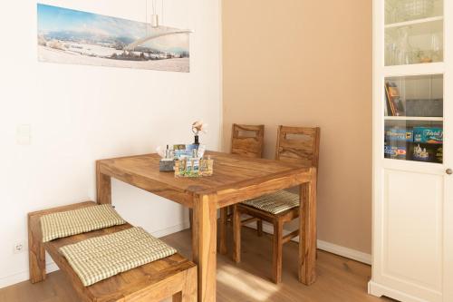 uma mesa de jantar e cadeiras num quarto em Kuthe em Sonthofen