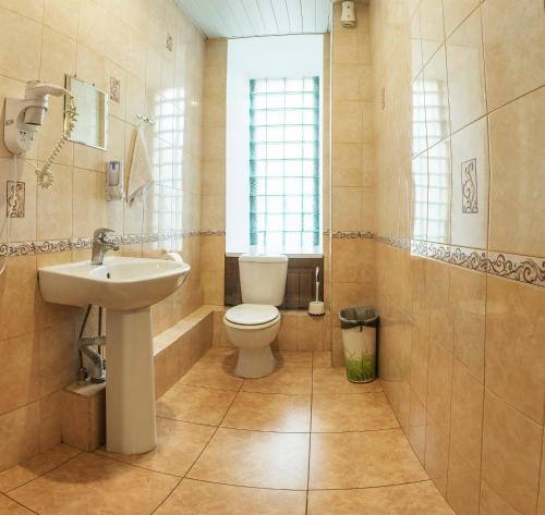 baño con lavabo y aseo y ventana en Comfort Park Hostel, en Moscú