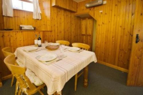 une salle à manger avec une table et des chaises jaunes dans l'établissement Langstrath, Chapel Stile, à Chapel Stile