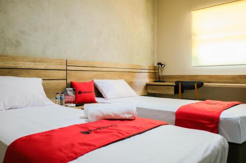 Voodi või voodid majutusasutuse RedDoorz near Trans Studio Mall Cibubur 3 toas