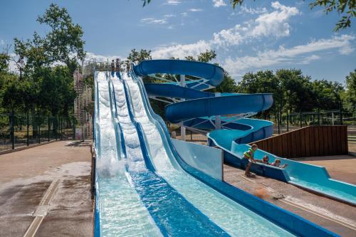 um escorrega aquático num parque aquático com pessoas nele em Domaine de la Forge em La Teste-de-Buch