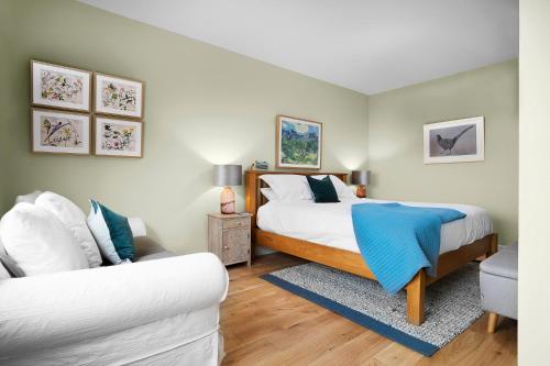 Una cama o camas en una habitación de The Swan Inn Letton