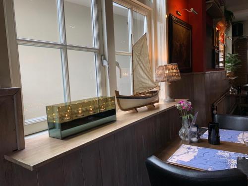 a room with a window and a table and a table sidx sidx sidx at Hotel Café Restaurant Heineke in Loosdrecht