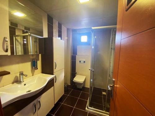 uma casa de banho com um chuveiro, um lavatório e um WC. em My Rezidance Hotel em Manisa