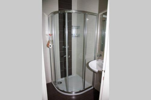 une salle de bain avec douche et lavabo dans l'établissement Fiesta Apartment Seaview, à Mellieħa