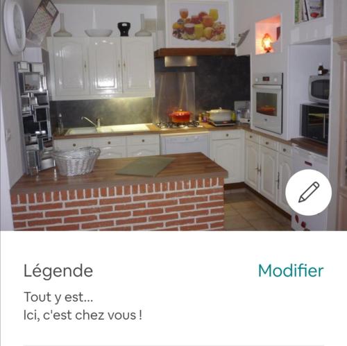 cocina con armarios blancos y encimera de ladrillo en MINI TARIF pour un MAXI CONFORT, en Berck-sur-Mer