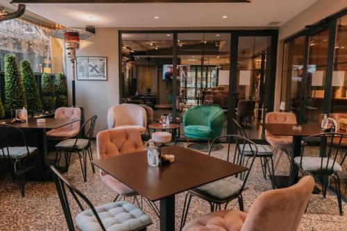 a restaurant with tables and chairs at Hotel Alexandar II in Skopje