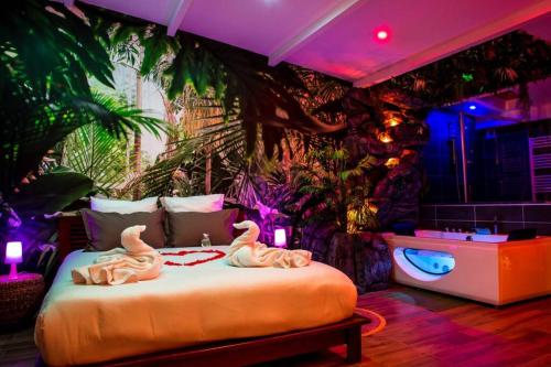 Gallery image of SECRET SUITE "Jungle" - Jacuzzi privatif - Gare RER C - Proche Paris in Brétigny-sur-Orge