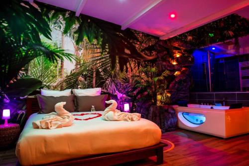 Postel nebo postele na pokoji v ubytování SECRET SUITE "Jungle" - Jacuzzi privatif - Gare RER C - Proche Paris