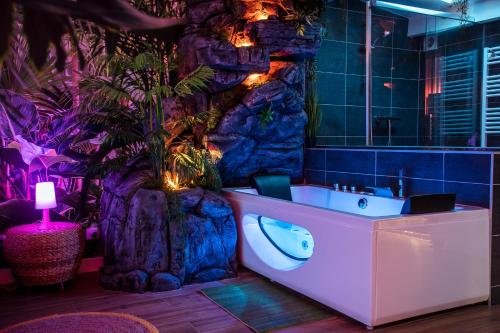 Kamar mandi di SECRET SUITE "Jungle" - Jacuzzi privatif - Gare RER C - Proche Paris