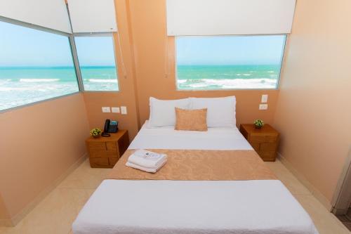 Hotel Aixo Suites By GEH Suites في كارتاهينا دي اندياس: غرفة نوم مع سرير وإطلالة على المحيط