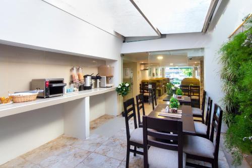 a dining room with a table and chairs at Hotel Avexi Suites By GEH Suites in Cartagena de Indias