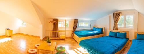 - un salon avec deux lits et une table dans l'établissement Caly homestay, à Đà Lạt