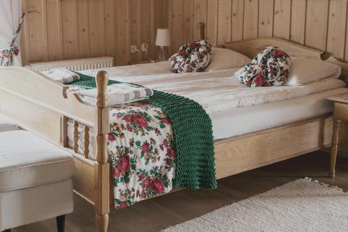 - une chambre avec 2 lits et une couverture verte dans l'établissement Zwijaczówka, à Zakopane