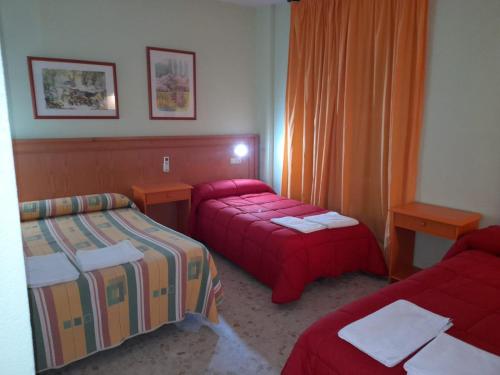 Кровать или кровати в номере Hostal Carlos III