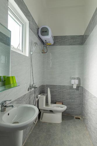 a bathroom with a toilet and a sink at Caly homestay in Da Lat