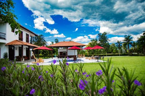 アルメニアにあるLa Herencia Hotelの赤傘の家
