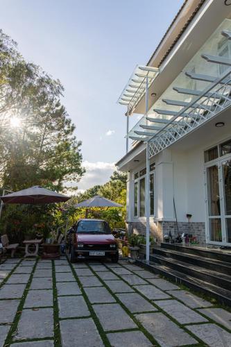 a car parked on the side of a house at Caly homestay in Da Lat