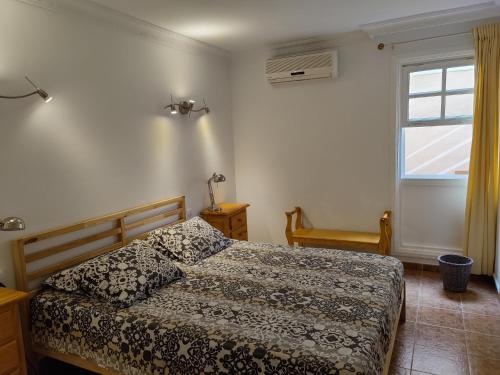 un dormitorio con una cama y una ventana en Orion, en Puerto Naos