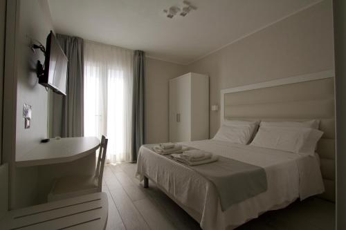 - une chambre avec un lit, une baignoire et un lavabo dans l'établissement La Guitgia Rooms, à Lampedusa