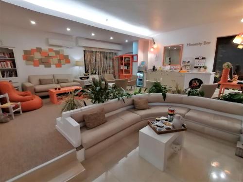 - un grand salon avec un canapé et une table dans l'établissement Casa do Outeiro - Arts & Crafts Boutique Hotel, à Batalha