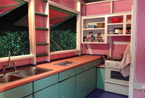eine rosa Küche mit einem Waschbecken und zwei Fenstern in der Unterkunft Large Cottage Rodney Bay 2 bedrooms 2 bathrooms in Gros Islet