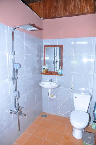 a bathroom with a toilet and a sink at Ben Tre Farm Stay in Ben Tre