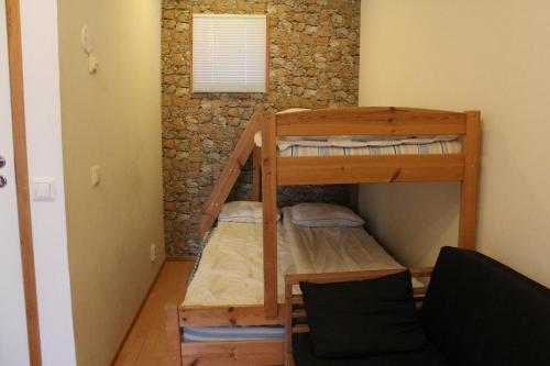 Un dormitorio con dos literas en una habitación. en Motel Willis West, en Ruka