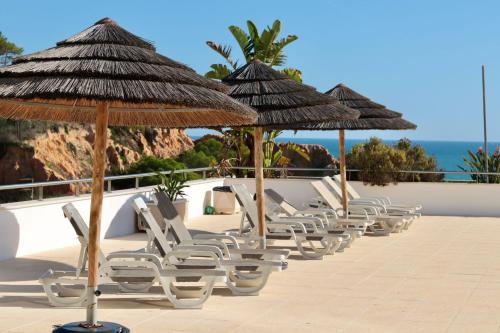 Olhos D' Água 1BR W Pool & Parking by LovelyStay