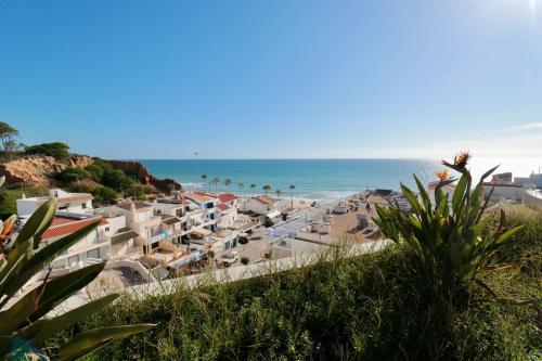 Olhos D' Água 1BR W Pool & Parking by LovelyStay