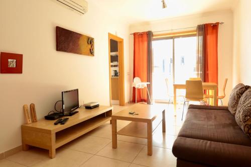 Olhos D' Água 1BR W Pool & Parking by LovelyStay
