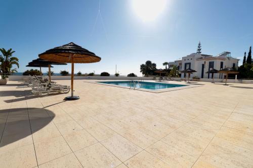 Olhos D' Água 1BR W Pool & Parking by LovelyStay