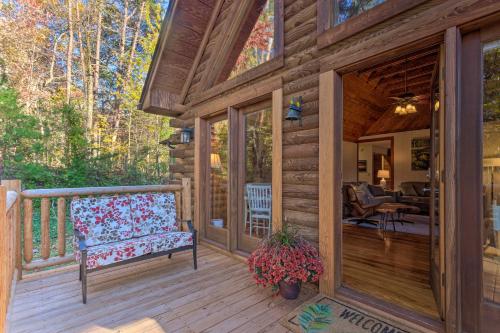 Balkón nebo terasa v ubytování Blue Ridge Mtn Cabin Near Hiking and Biking Trails!