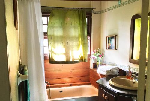 y baño con bañera y lavamanos. en Creole house 2 bedrooms with garden Best View Rodney Bay 21, en Gros Islet