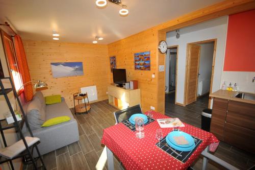 ネヴァッシュにあるLe Balcon des Charmottes your eco-friendly accommodation in Névacheのリビングルーム(テーブル、ソファ付)、キッチン