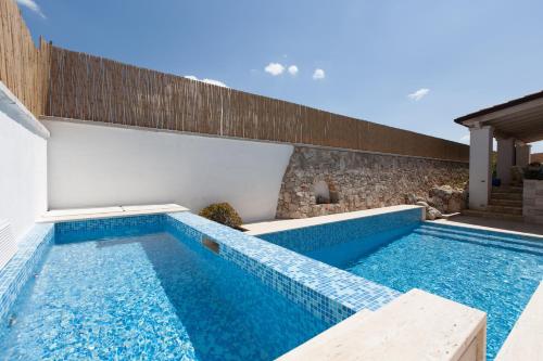 una piscina nel cortile di una casa di Villa del Dragone a Tricase