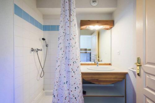 een badkamer met een douche en een wastafel bij Residence La Crete du Berger - maeva Home in La Joue du Loup
