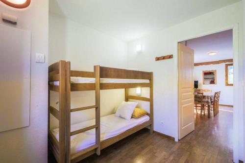 - une chambre avec des lits superposés et une salle à manger dans l'établissement Residence La Crete du Berger - maeva Home, à La Joue du Loup
