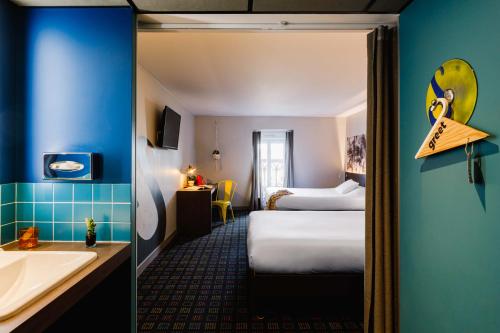 a hotel room with a bed and a bathroom at Greet Hotel Lyon Confluence in Lyon
