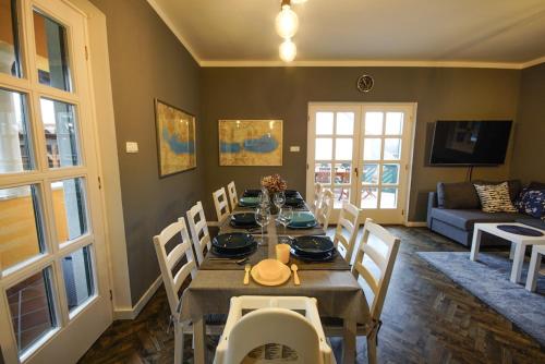 a dining room with a long table and chairs at Bed & Badacsony in Badacsonytördemic