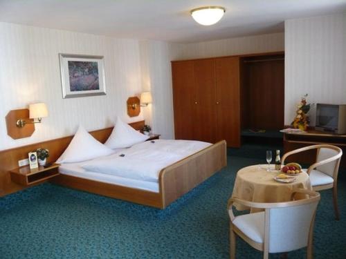 Postel nebo postele na pokoji v ubytování Hotel Strauss