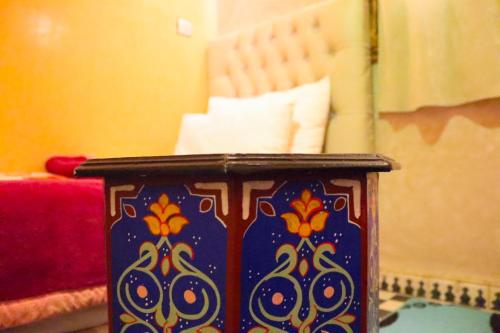 a colorful container sitting in front of a bedroom at Dar Diafa Kaltom in Ouzoud